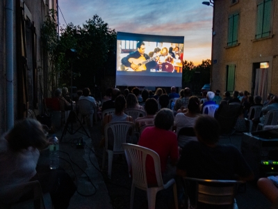 Ecran de cinéma sur la place du village