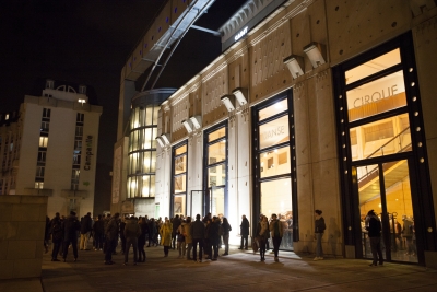 Photo du parvis du TSQY à la sortie d'un spectacle