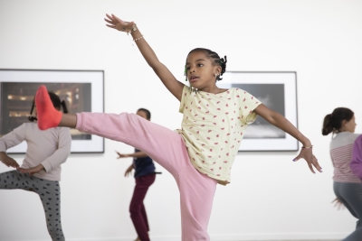Une jeune fille qui danse