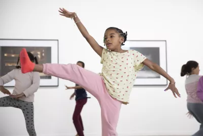 Une jeune fille qui danse