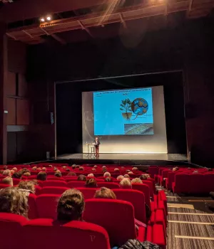Conférence dans une salle de cinéma/spectacle