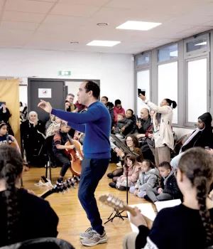 Depuis le début de la saison, les musicien·nes en herbe se retrouvent chaque mardi soir à l'École Busserine pour répéter en pupitre (mandolines, violoncelles et percussions), puis en tutti... Janvier > mars 2025 © Yohanne Lamoulère