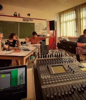 Un studio radiophonique dans les écoles