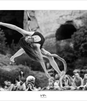 "Hêtre" par la Cie Libertivore, photo Stéphane Lessieux Circassienne devant la grotte du Mas d'Azil