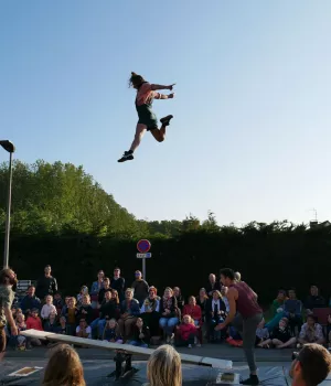 La Constellation imaginaire 2023 - Violaines Circassienne pendant un saut entourée d'une foule