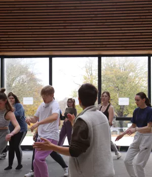 Tous les matins, entraînement collectif autour de mouvements hip-hop avec Serena Pedrotti de la cie BurnOut.