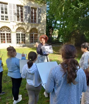 Les jeunes artistes visitant le Fort Foucault à Niort avec une guide-conférencière