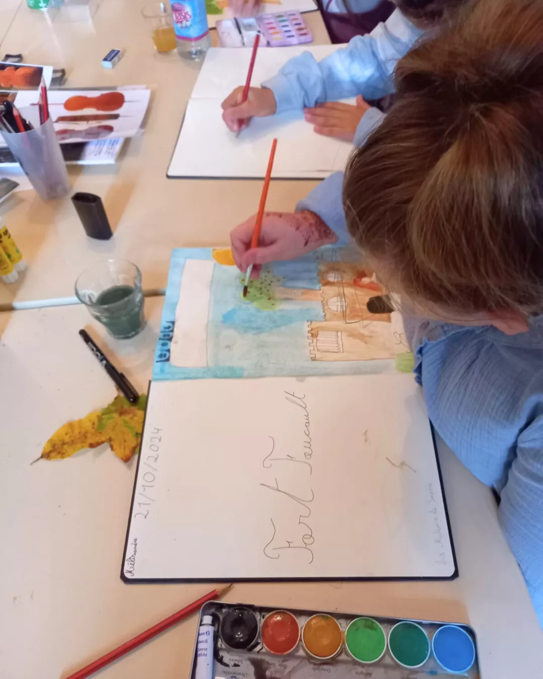 Les jeunes artistes illustrant leur histoire à l'aquarelle Les jeunes artistes illustrant leur histoire à l'aquarelle