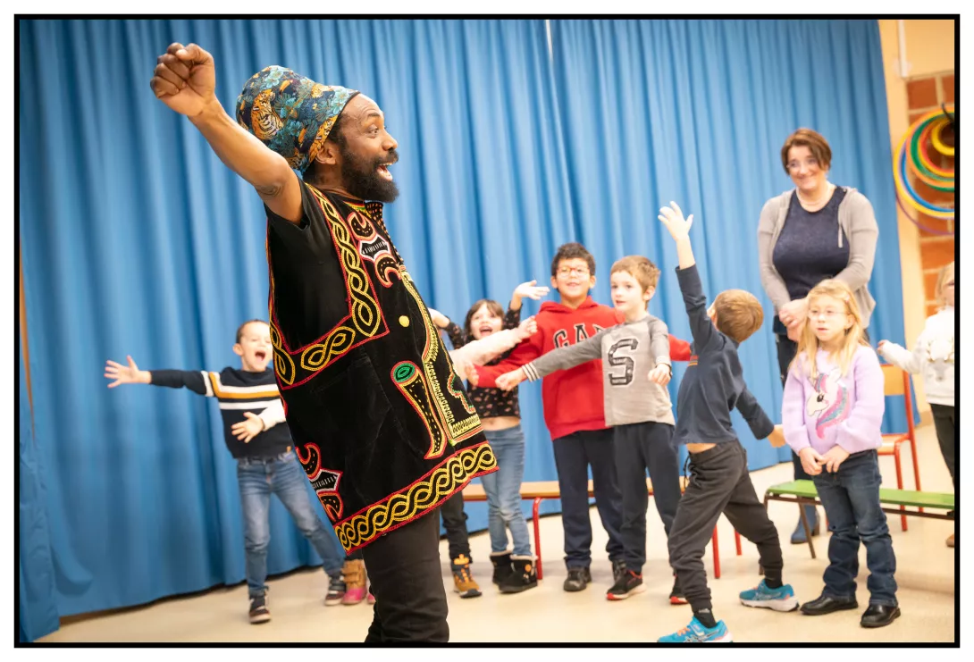 atelier avec le conteur André Ze Jam Afrane dit ZE autour de L'afrocarnaval des animaux à l'école de Lagraulière