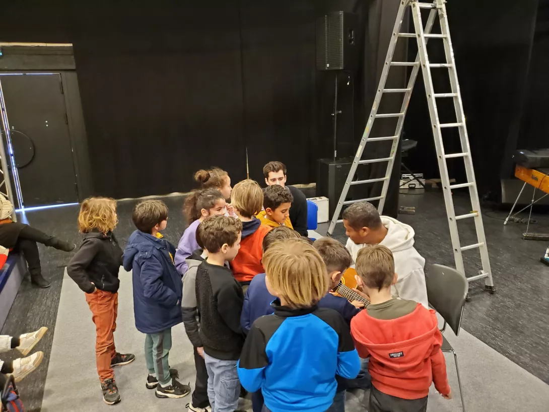 Rencontre scolaire lors d'une tournée au Fil du tarn Rencontre scolaire lors d'une tournée au fil du tarn