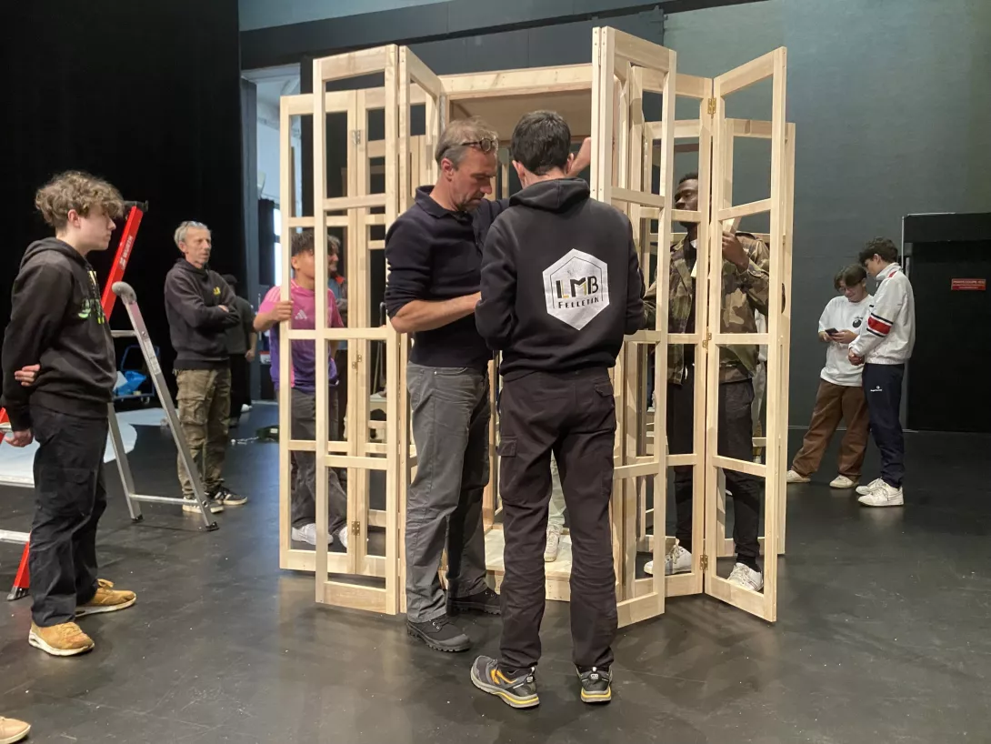 Livraison d'une partie de la scénographie du spectacle "La danse des tarentules"par les élèves du CAP