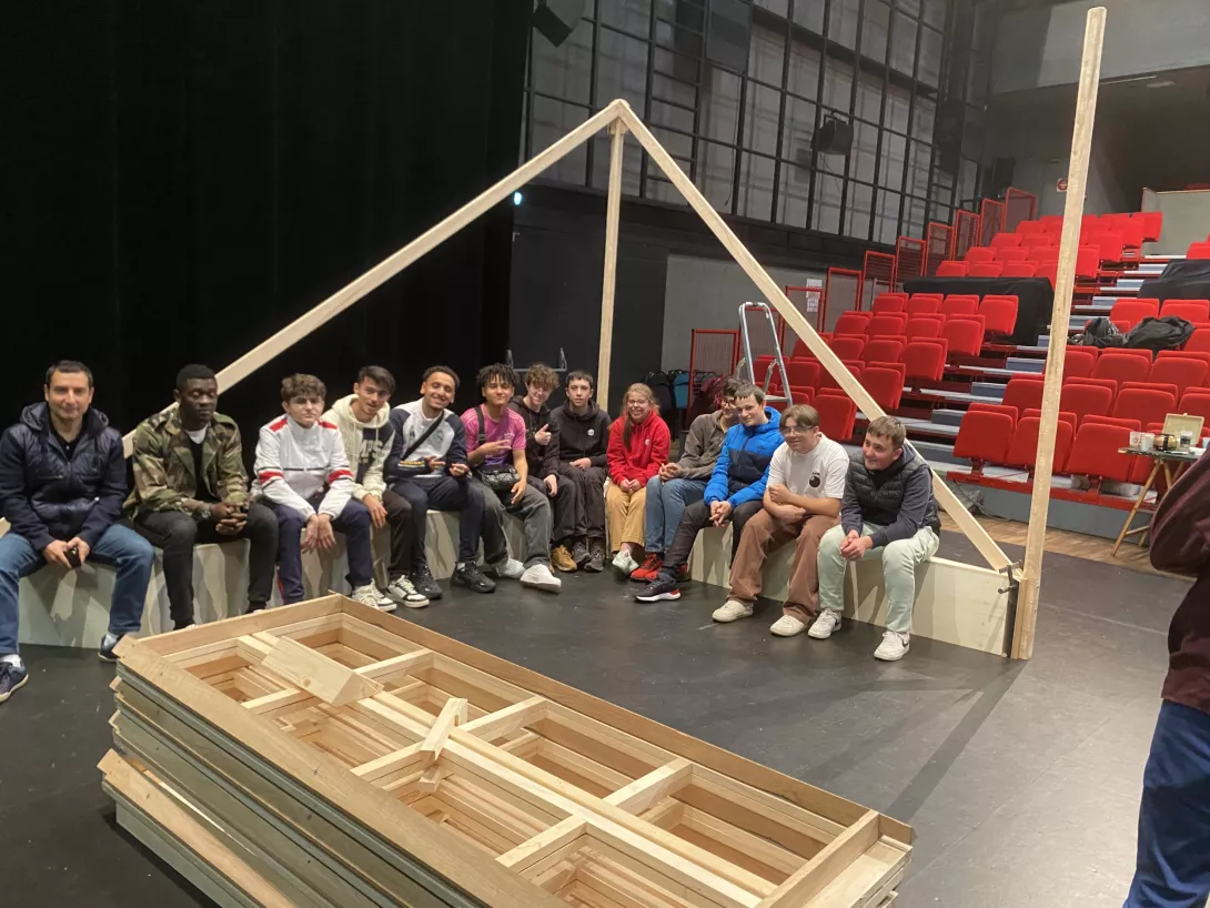 Livraison d'une partie de la scénographie du spectacle "La danse des tarentules" par les élèves du CAP