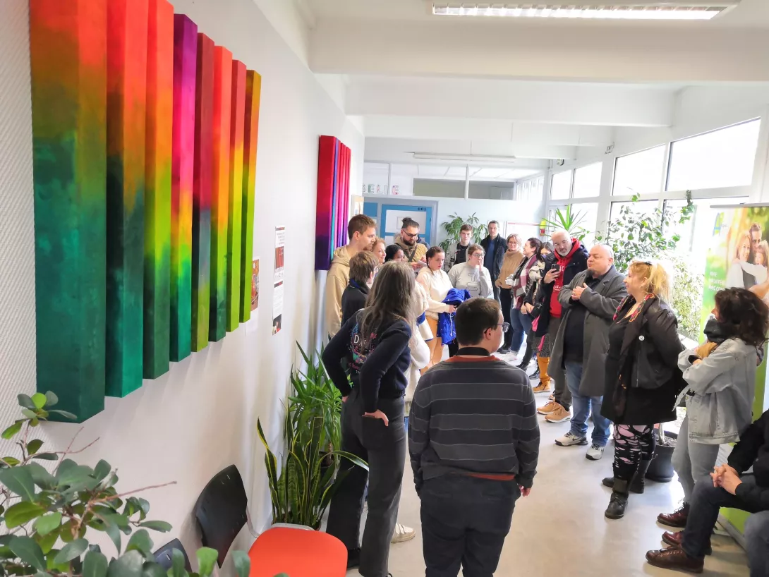 Installation des réalisations d'atelier à l'Institut Médico-Educatif
