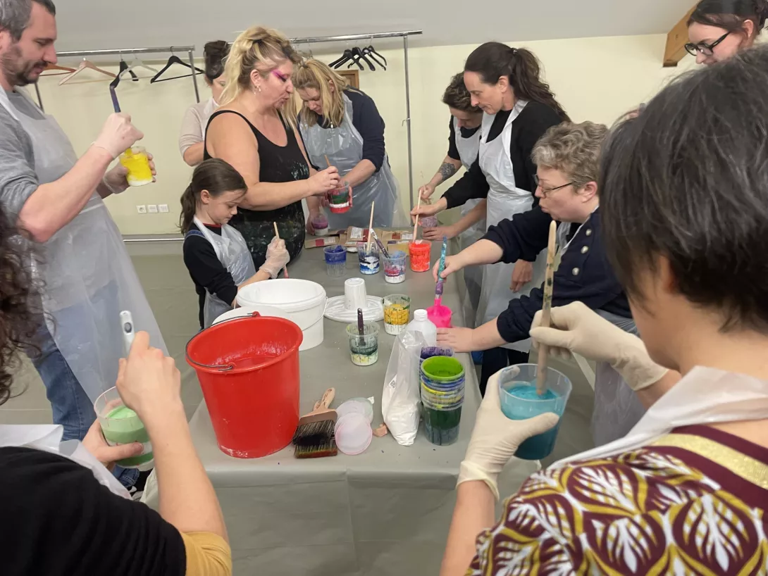 Atelier peinture sur "frite" en mousse / équipe psychiatrie du Centre Hospitalier du Haut-Anjou