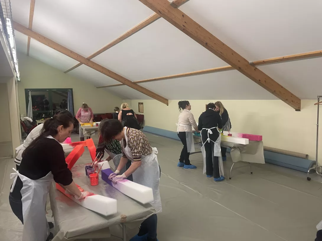 Atelier peinture sur "frite" en mousse / équipe psychiatrie du Centre Hospitalier du Haut-Anjou