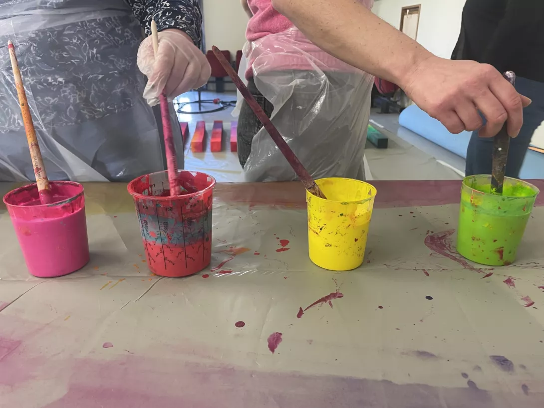 Atelier peinture sur "frite" en mousse / patients psychiatrie du Centre Hospitalier du Haut-Anjou
