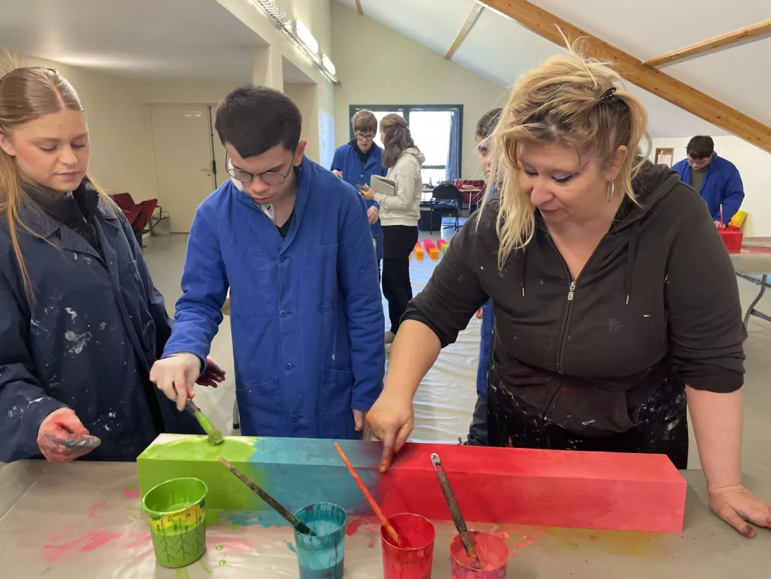 Atelier peinture sur "frite" en mousse / Institut médico-éducatif