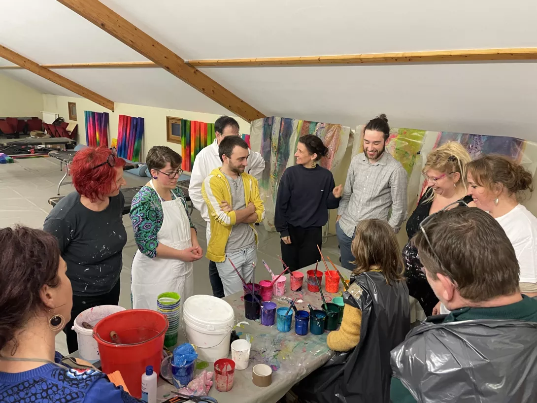 Atelier peinture sur "frite" en mousse / soignants du Centre Hospitalier du Haut-Anjou + équipe du Carré