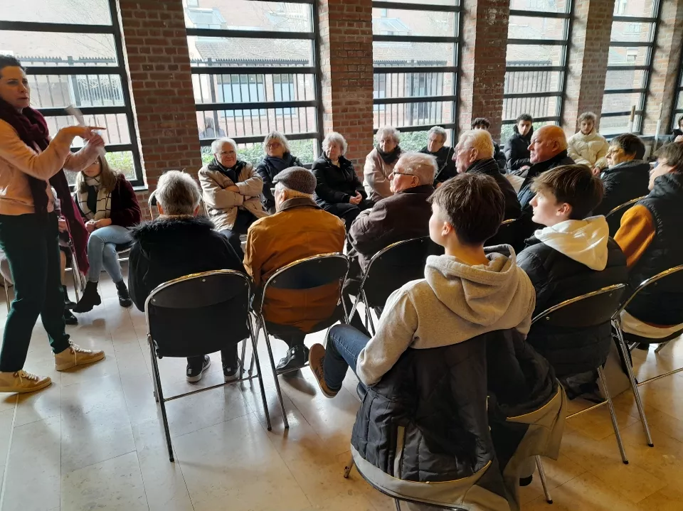 L'équipe des relations publiques accueille les participants du dispositif L'équipe des relations publiques accueille les participants du dispositif