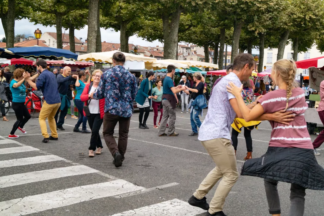 Bal sauvage sur les marchés