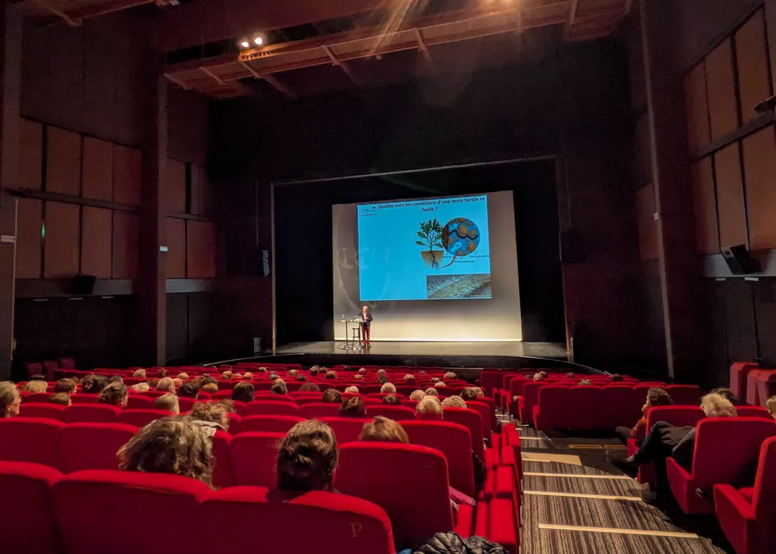 Conférence de Denis Pépin, en lien avec le SMECTOM Conférence dans une salle de cinéma/spectacle