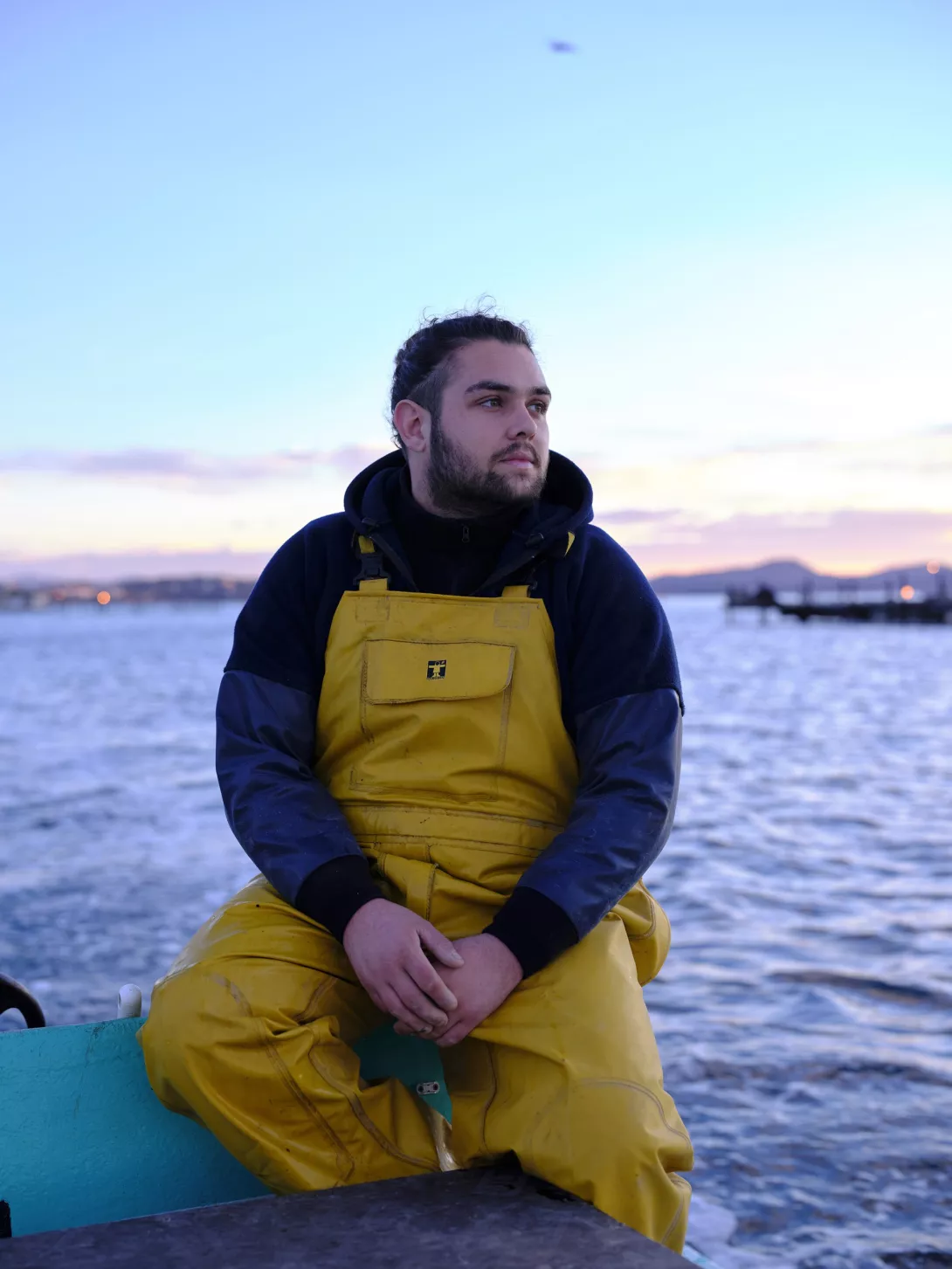 Photo : Enzo, conchyliculteur chez Maison Guiol - La Seyne-sur-Mer © Aglaé Bory Passion bleue #4