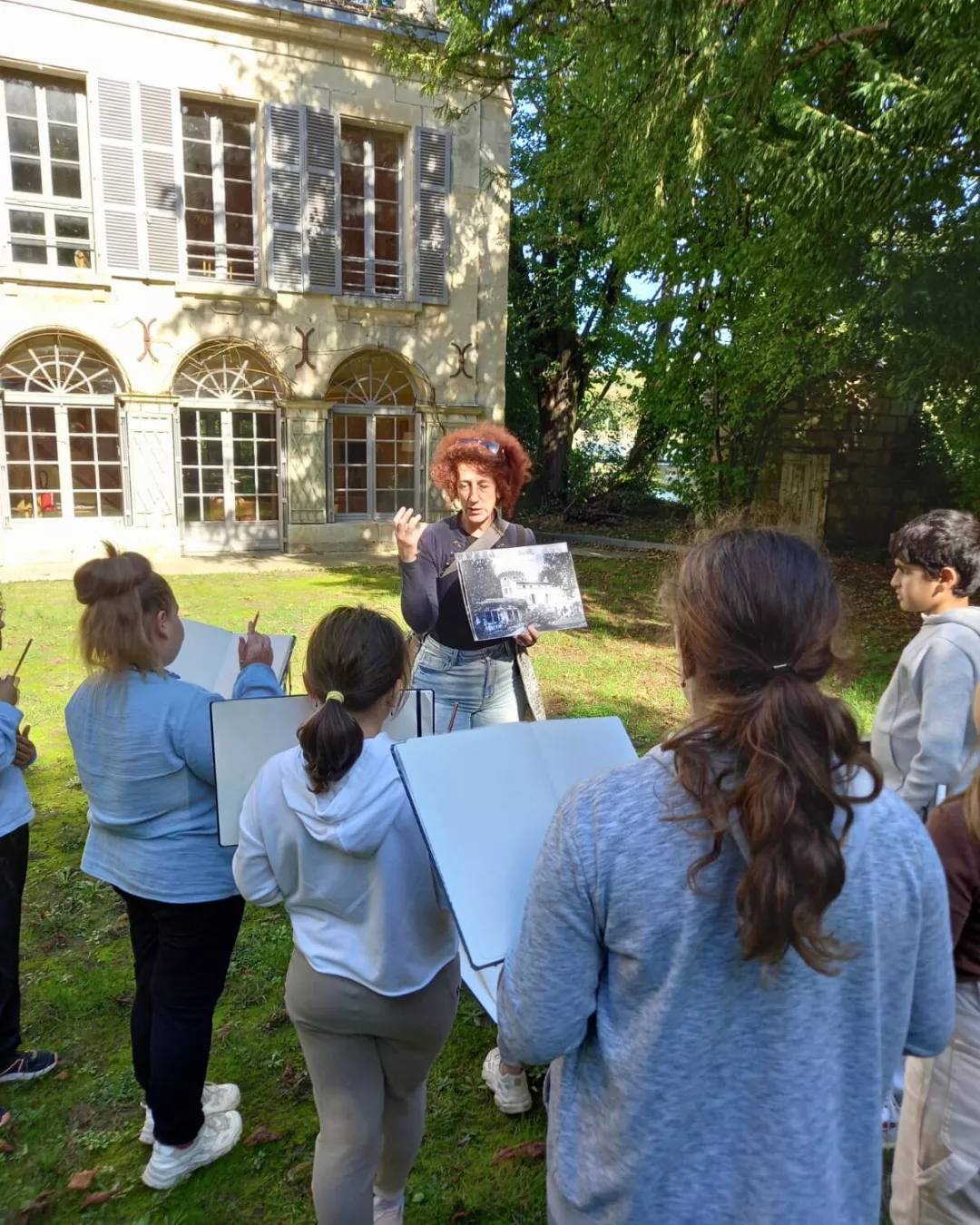 Les jeunes artistes visitant le Fort Foucault à Niort avec une guide-conférencière