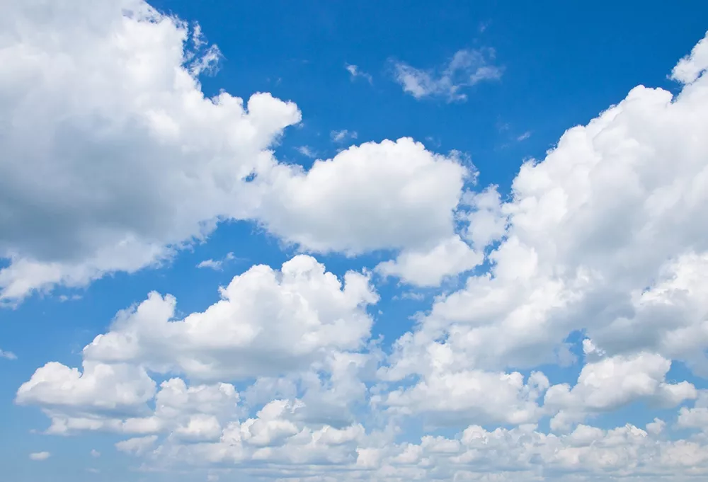 Nuages blancs sur ciel bleu
