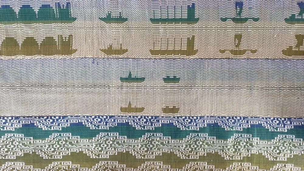 détail de tissage avec des motifs de bateaux