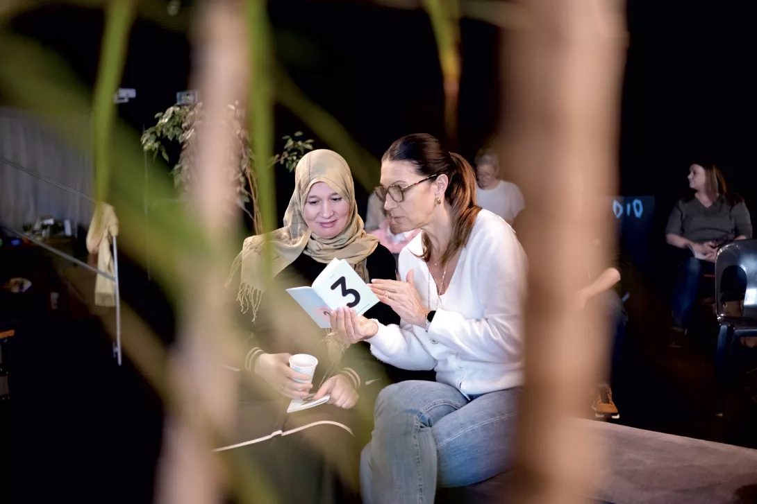 Sorties de résidence La même chose mais pas tout à fait pareil, d’Anne-Sophie Turion, à destination de 150 personnes, sur quatre sessions. - 9, 11, 13 & 14 janvier 2025 • Mais aussi... un Bon Moment dans le cadre de CHRONIQUES – Biennale des Imaginaires Numériques, avec la participation de professionnel•les de l’ONDA - Office National de Diffusion Artistique - Jeudi 16 janvier 2025 - Studio du ZEF - © Yohanne Lamoulère Sorties de résidence La même chose mais pas tout à fait pareil, d’Anne-Sophie Turion, à destination de 150 personnes, sur quatre sessions. - 9, 11, 13 & 14 janvier 2025 • Mais aussi... un Bon Moment dans le cadre de CHRONIQUES – Biennale des Imaginaires Numériques, avec la participation de professionnel•les de l’ONDA - Office National de Diffusion Artistique - Jeudi 16 janvier 2025 - Studio du ZEF - © Yohanne Lamoulère