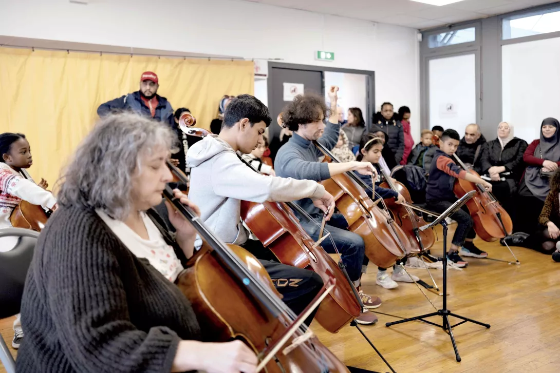 Depuis le début de la saison, les musicien·nes en herbe se retrouvent chaque mardi soir à l'École Busserine pour répéter en pupitre (mandolines, violoncelles et percussions), puis en tutti... Janvier > mars 2025 © Yohanne Lamoulère