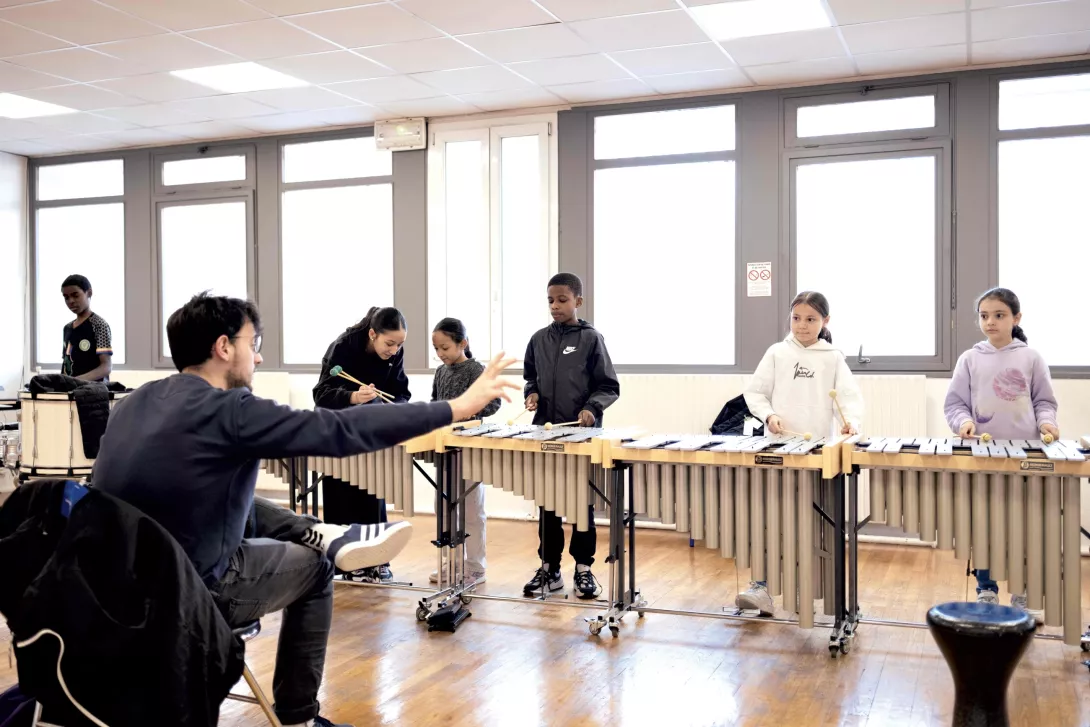 Depuis le début de la saison, les musicien·nes en herbe se retrouvent chaque mardi soir à l'École Busserine pour répéter en pupitre (mandolines, violoncelles et percussions), puis en tutti... Janvier > mars 2025 © Yohanne Lamoulère