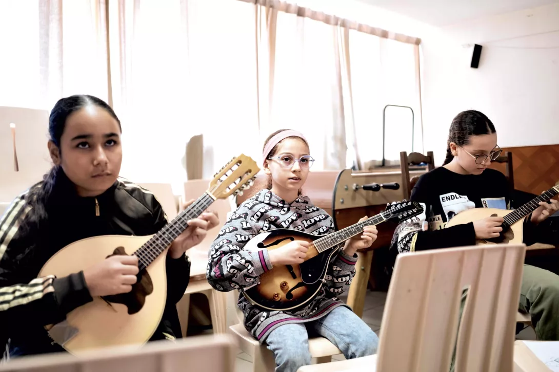 Depuis le début de la saison, les musicien·nes en herbe se retrouvent chaque mardi soir à l'École Busserine pour répéter en pupitre (mandolines, violoncelles et percussions), puis en tutti... Janvier > mars 2025 © Yohanne Lamoulère