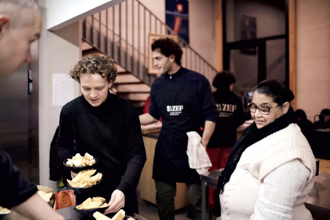 Premier dîner de La Manifattura avec, au menu, quelques discussions autour de l'alimentation, des luttes sociales, politiques et écologiques... et la participation de l'équipe des Grandes Tables. Le Monticole Culinaire, Marseille 15e © Yohanne Lamoulère