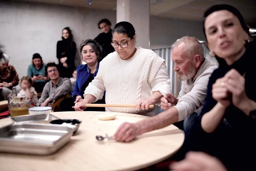 Premier dîner de La Manifattura avec, au menu, quelques discussions autour de l'alimentation, des luttes sociales, politiques et écologiques... et la participation de l'équipe des Grandes Tables. Le Monticole Culinaire, Marseille 15e © Yohanne Lamoulère