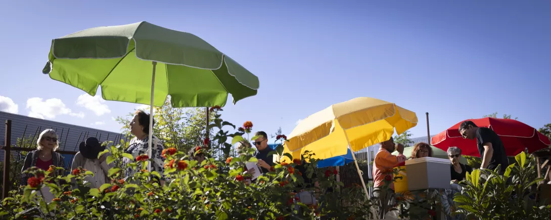 Un instant de partage près du four de la Parcelle aux 4 vents © Sébastien Normand